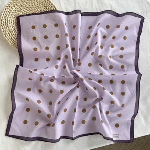 Carré en coton à pois, foulard violet vintage pour femme élégant et chic accessoire.