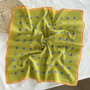 Petit foulard carré en pur coton à pois, vert rétro élégant avec une bordure orange.