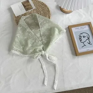 Saliegroene kanten bloemen driehoekige sjaal met fijne borduursels en handige strikbandjes.