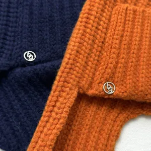 Vista de detalle en primer plano de gorro de lana tejido con elegante acento de logo.