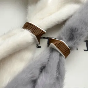 Bufanda estrecha de felpa con hebilla de nuez, accesorio suave de invierno liso.