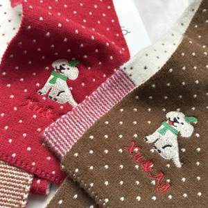Cómoda bufanda de invierno de punto con bonito bordado de cachorro y detalles de lunares clásicos.