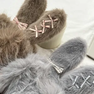 Süße Plüsch Hasenohren Ohrenschützer mit schönen Schleifen für den warmen Winter.