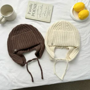 Gorro de punto cómodo con orejeras y cintas para el mentón, ideal para invierno.