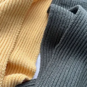 Gros plan de la texture douce du foulard en tricot côtelé, col chaud d'hiver épais.