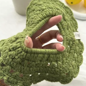 Chouchou de cheveux au crochet vert fait main avec dentelle ajourée, vue de détail.