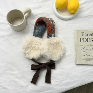 Gemütliche flauschige Winter-Ohrwärmer Detail mit Karomuster und brauner Schleife.