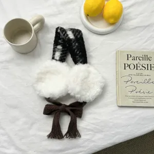 Flauschige Winter Ohrenwärmer mit kariertem Haarband und weichen Plüsch Ohrenschützern Damen.