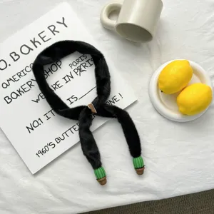 Bufanda fina de peluche negro con colgantes de plantas, accesorio suave y versátil de moda.