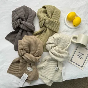 Écharpe d'hiver en tricot confortable pour femme, unie douce chaude épaisse accessoire mode.