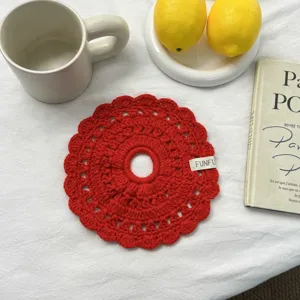 Chouchou crochet rouge fait main femme élégant accessoire cheveux dentelle ajourée