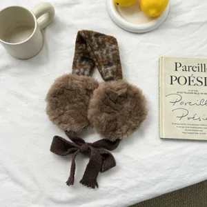 Braune Plüsch Ohrenschützer für Damen im Winter warme flauschige Ohrenwärmer mit Schleife.