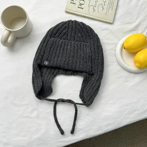 Primer plano detallado de un acogedor gorro ruso de punto gris oscuro para el invierno.