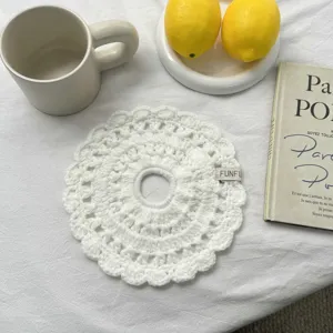 Chouchou de cheveux au crochet blanc fait main avec design en dentelle ajourée.