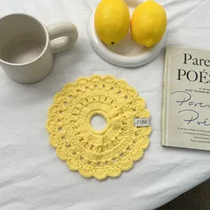 Chouchou de cheveux au crochet jaune fait main avec dentelle creuse, accessoire élégant et charmant.