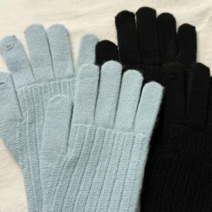 Guantes de punto detalle, textura de lana cálida, diseño táctil para el invierno.