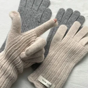 Guantes táctiles de lana tejida sin dedos vista de detalle, diseño cálido de invierno.