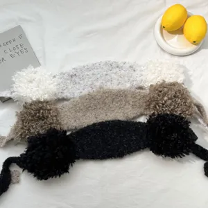 Pluche oorbeschermers sjaal detailopname, fluffy winter warme accessoire.