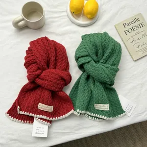 Écharpe en tricot torsadé style coréen hiver chaud confortable vert et rouge détail.