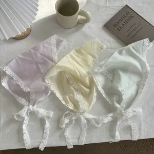Effen driehoekige sjaal met kant, elegante hoofddoek en stijlvolle nekaccessoire voor dames.