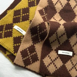 Vue détaillée de l'écharpe en tricot argyle double face 100% laine pour l'hiver froid.