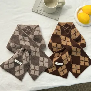 Écharpe double face en laine avec motif losanges pour femme, tour de cou chaud et cadeau.