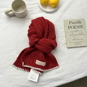 Écharpe d'hiver en tricot torsadé rouge avec bord décoratif, accessoire chaud et douillet.