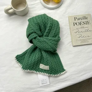 Écharpe d'hiver verte en tricot torsadé style coréen avec bord blanc chic et étiquette.