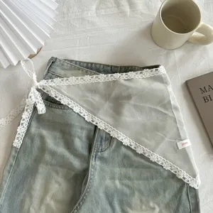 Transparante witte kanten driehoekssjaal voor trendy gelaagde outfit, stijlvol modieuze accessoire.