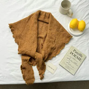 Écharpe châle triangle tricotée à volants caramel cosy automne hiver chaud cou enveloppe mode