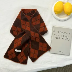 Écharpe en tricot argyle marron et orange vue détaillée, tour de cou douillet pour l'hiver.