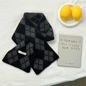 Ensemble écharpe bonnet laine argyle noir gris détail, tricot hiver confortable, à plat.