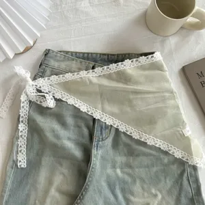 Effen transparante driehoekige sjaal met kanten rand, stijlvol modeaccessoire voor dames.