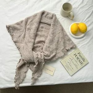 Écharpe triangulaire en tricot confortable avec bordure laitue, châle chaud élégant.