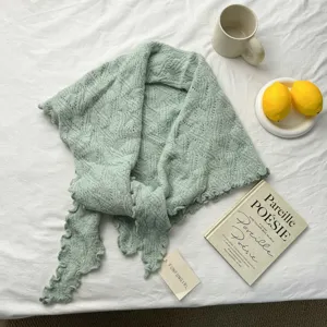 Écharpe triangulaire en tricot vert sauge douillet avec bord volanté, châle chaud élégant pour automne.