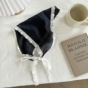 Zwarte driehoekige sjaal met kanten rand, elegante halsdoek en haarband voor stijlvolle outfits.