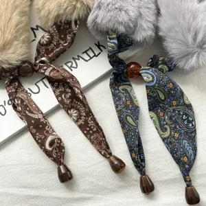 Bontsjaal met paisley zijden lint en kralen, warme modieuze nekverwarmer voor de winter.