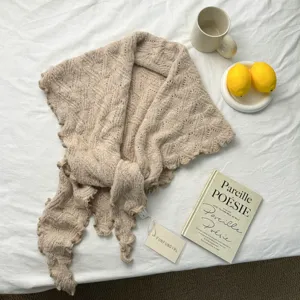 Écharpe triangulaire en tricot confortable, châle d'hiver élégant et chaud pour femmes.