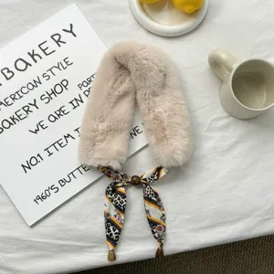 Kunstbont winterscarf met panterprint zijden lint en houten kraal decoratie voor damesmode.