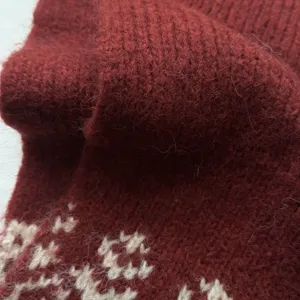 Primo piano dettaglio sciarpa maglia borgogna, morbida consistenza invernale, accessorio lana moda