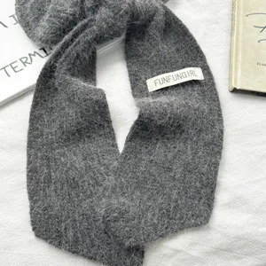 Detalle de bufanda de punto gris oscuro, textura cálida de invierno bufanda de lana.