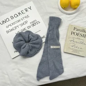 Conjunto de bufanda y coletero de punto liso estilo coreano, accesorio de invierno gris.