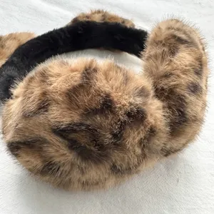 Leopardenmuster Katzenohr Ohrenschuetzer Winter warm flauschiger Ohrwaermer Detailansicht