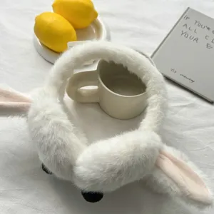 Cache-oreilles d'hiver moelleux, detail en peluche douce pour un confort thermique quotidien.