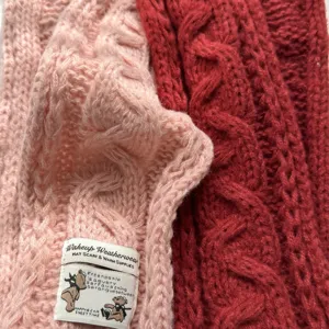 Winterwarmer Strickschal in Pink und Rot, kuschelig dicker Stoff für kalte Tage und Mode.