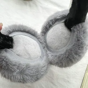 Nahaufnahme Detailansicht grauer Plüsch Ohrenschützer mit weicher flauschiger Wintertextur.