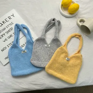Détail de sac à main en tricot avec texture douce et trois options de couleur au quotidien.