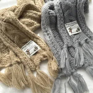 Gemütlicher Winterschal aus grobstrick mit Fransen, weicher warmer Halswärmer für Damen.