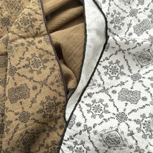 Gedetailleerd overzicht van vintage paisley katoenen sjaal met dubbelzijdige textuur.