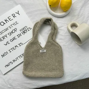 Sac a main en tricot minimaliste style decontracte cabas chic pour femme elegance quotidienne